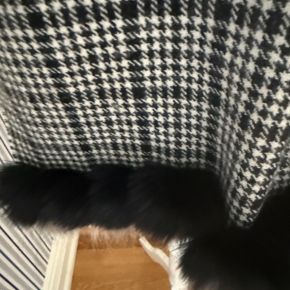 VERY RARE: Authentic Giorgio Armani Cashmere/Wool Scarf with Fur Balls - Picture 6 of 7